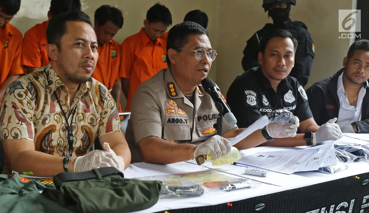 Kabid Humas Polda Metro Jaya Kombes Pol Argo Yuwono (tengah) saat rilis kasus curas dan penipuan di Polda Metro Jaya, Jakarta, Jumat (28/6/2019). Polisi mengungkap pencurian dengan mengaku anggota TNI, pencurian dengan kekerasan, dan pencurian mesin ATM di Jabodetabek. (Liputan6.com/Herman Zakharia)