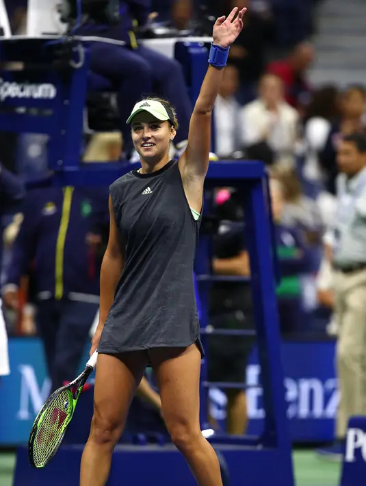 Petenis Rusia, Anna Kalinskaya menyapa fans usai pertandingan melawan AS, Sloane Stephens pada putaran pertama turnamen tenis AS Terbuka di New York (27/8/2019). Petenis 20 tahun ini disebut-sebut menyaingi Maria Sharapova baik dari segi prestasi maupun kecantikan. (Clive Brunskill/Getty Images/AFP)