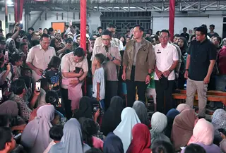 Prabowo merayakan tahun baru bersama pengungsi bencana di Tapanuli Selatan. (istimewa)