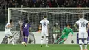 Pemain Tottenham Hotspur, Nacer Chadili, saat mencetak gol melalui penalti ke gawang Fiorentina dalam leg pertama babak 32 besar Liga Europa di Stadion Artemio Franchi, Italia, Jumat (19/2/2016) dini hari WIB. (AFP/Andreas Solaro)