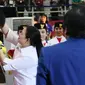 Selain menyaksikan pertandingan, Menko PMK Puan Maharani juga menyerahkan medali emas untuk atlet pencak silat Asian Games 2018 senin sore.