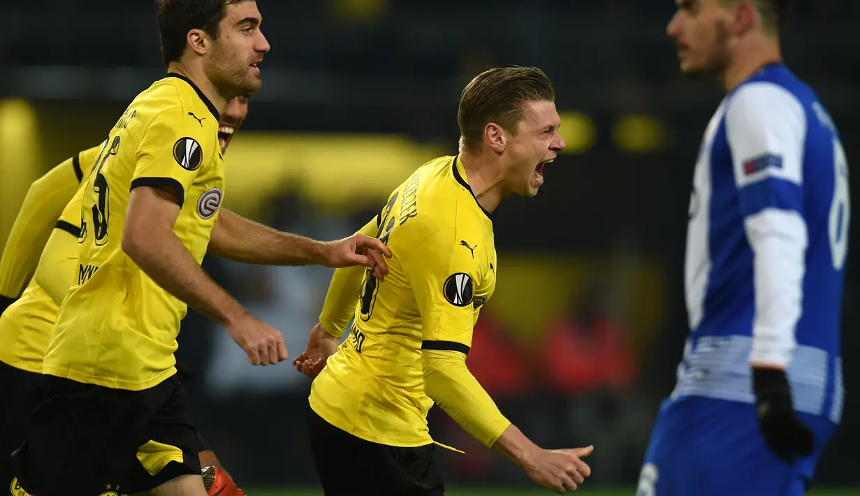 Pemain Borussia Dortmund, Lukasz Piszczek, merayakan gol pertama yang dicetaknya ke gawang Porto dalam laga leg pertama 32 besar Liga Europa di Stadion Signal Iduna Park, Dortmund, Jumat (19/2/2016) dini hari WIB, (AFP/Patrik Stollarz)