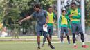 Pelatih Timnas Indonesia, Luis Milla menentukan titik arah bola kepada tim saat sesi latihan di Lapangan ABC Senayan, Jakarta (21/2/2018). Latihan ini merupakan persiapan Asian Games 2018. (Bola.com/Nick Hanoatubun)