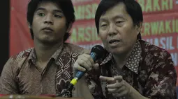 Kho Seng Seng (kanan) saat menjadi pembicara “Gelar Perkara : Pemidanaan yang Dipaksakan”, Jakarta, Jumat (15/5/2015). Kho Seng adalah korban kriminalisasi kasus surat pembaca. (Liputan6.com/Herman Zakharia)