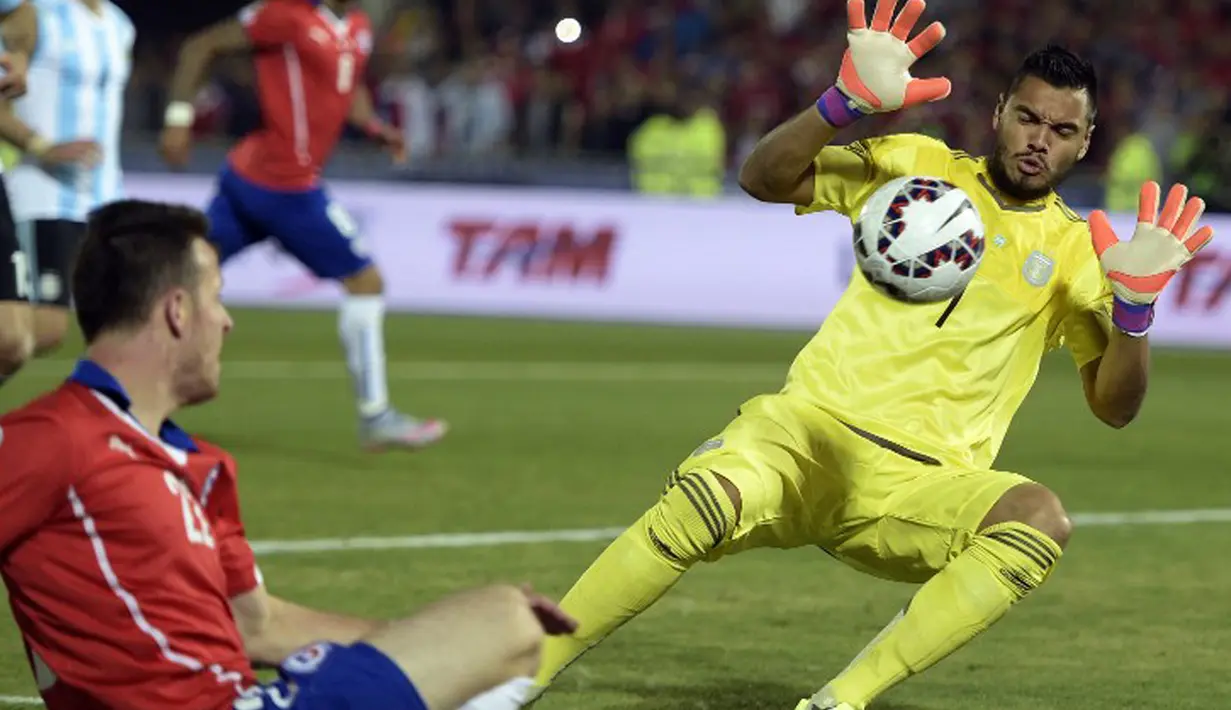 Aksi Sergio Romero saat menghalau tembakan pemain Chile, Angelo Henriquez saat Copa America 2015  di Santiago, Chili, pada 4 Juli 2015.  (AFP Photo/Juan Mabromata)