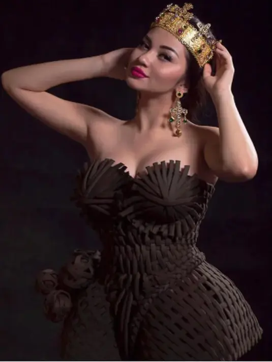 Ariel Tatum memberanikan diri mengenakan warna lipstik anti mainstream. Pemilihan warna fuschia tidak hanya memberikan kesan tampilan yang berbeda, melainkan juga tepat untuk menonjolkan fitur bibir (instagram/arieltatum)