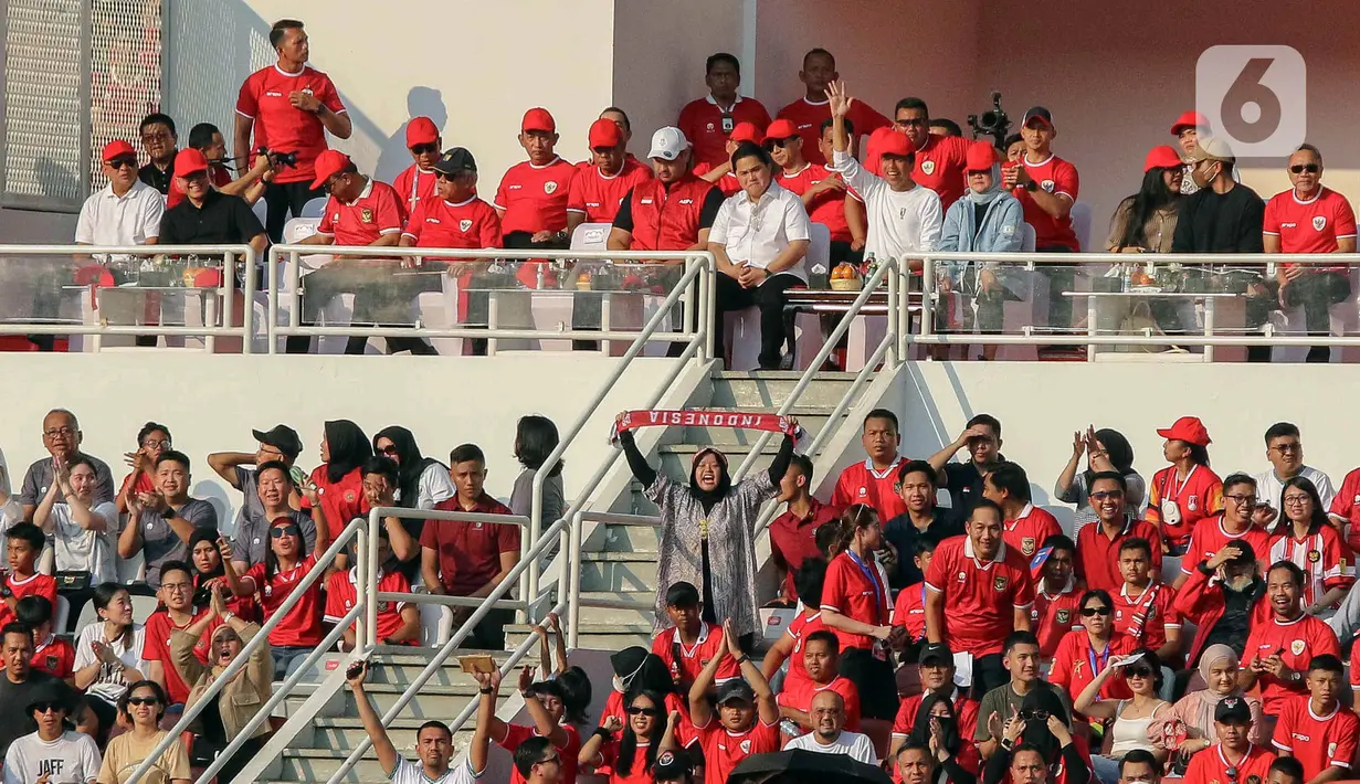 Presiden Joko Widodo menyapa penonton saat menyaksikan pertandingan Indonesia vs Irak dalam laga lanjutan Grup F Kualifikasi Piala Dunia 2026 zona Asia di Stadion Utama Gelora Bung Karno (GBK), Senayan, Jakarta, Kamis (6/6/2024). (Liputan6.com/Herman Zakharia)
