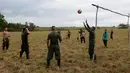Para pejuang dari Angkatan Bersenjata Revolusioner Kolombia (FARC) bermain voli di sebuah kamp dimana mereka mempersiapkan diri untuk pengesahan kesepakatan damai dengan pemerintah, di Yari Plains, Kolombia, (17/9). (REUTERS/John Vizcaino)