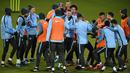 Keceriaan para pemain Manchester City saat melakukan sesi latihan di City Football Academy, Manchester, (20/11/2017). City akan melawan Feyenord ada grup F. (AFP/Oli Scarff)