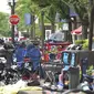 Kursi terbengkalai di lokasi penembakan massal pada parade Hari Kemerdekaan AS di Central Avenue di Highland Park, Illinois, pada Senin, 4 Juli 2022. (John Starks/Daily Herald via AP)