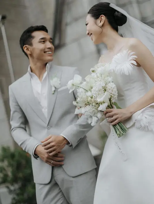 <p>Jonatan pun tampil memesona saat di hari pernikahannya. Rambutnya&nbsp;pun ditata rapi sambil menggandeng sang istri yang tampil menawan membawa buket bunga bernuansa putih. [@jonatanchristieofficial]</p>