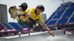 Kieran Woolley membuka aksinya dengan berlari sempurna dan melakukan trik grind and slide pada Olimpiade Tokyo di Ariake Park Skateboarding. (Foto: AP/Ben Curtis)