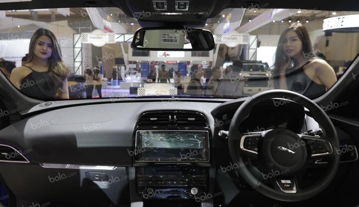 Tampilan mewah dashboard Jaguar F-PACE. Mobil ini merupakan game changer bagi Jaguar Indonesia di pasar SUV dan mobil ini benar-benar dibuat menggunakan prinsip gaya desain khas Jaguar. (Bola.com/Arief Bagus)