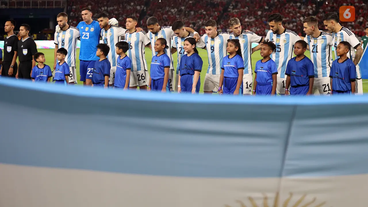 Foto: Momen Cucu Presiden Jokowi saat Dampingi Kiper Argentina, Emiliano Martines