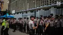 Personil kepolisian bersiaga di depan kantor Badan Pengawas Pemilu (Bawaslu) RI, Jakarta, Selasa (21/5/2019). Pengamanan tersebut dilakukan untuk aksi 22 Mei atau setelah penetapan hasil rekapitulasi suara Pemilu 2019 oleh KPU. (Liputan6.com/Faizal Fanani)