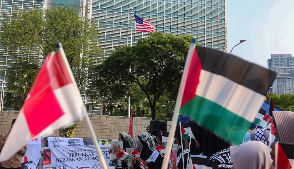 Massa AQSA Working Group (AWG) menggelar Aksi Jumat Nasional di depan Kedutaan Besar Amerika Serikat di Jakarta, Jumat, 21 Agustus 2026,. (KLY/ Arie Basuki)