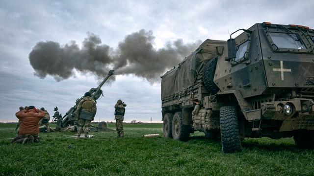 Pasukan Ukraina Gempur Rusia Pakai Howitzer M777 Pasokan AS di Kherson
