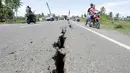 Kondisi jalan yang rusak usai gempa bumi di Meuredu, Pidie Jaya Aceh, Rabu (7/11). Selain meruntuhkan bangunan, gempa bumi berkuatan 6,4 SR ini telah menelan banyak korban jiwa. (Antara Foto / Irwansyah Putra / via REUTERS)