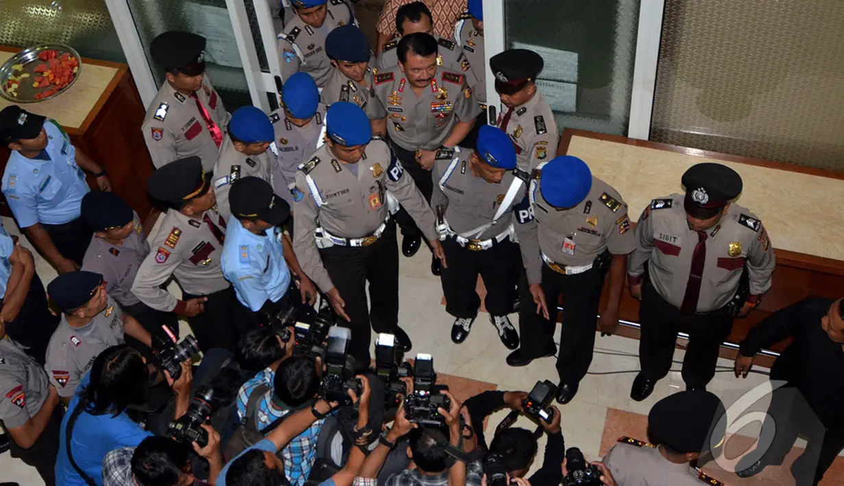 Komjen Pol Budi Gunawan keluar dari ruang Komisi III DPR RI usai mengikuti uji kelayakan dan kepatutan, Senayan, Jakarta, Rabu (14/1/2015). (Liputan6.com/Faisal R Syam)