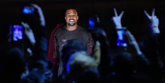 Kanye West saat ini masih dalam masa penyembuhan di UCLA medical center. Untuk membawa Kanye ke rumah sakit ternyata membutuhkan waktu dua jam bagi teman-temannya untuk merayu Kanye. (AFP/Bintang.com)