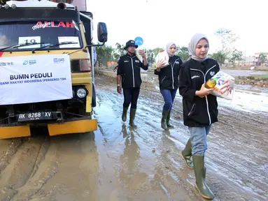 Relawan BRI Peduli terjun langsung ke lokasi bencana di Kabupaten Aceh Tamiang untuk menyalurkan bantuan kepada masyarakat terdampak banjir bandang dan longsor. Foto: BRI
