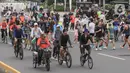 Warga saat berolahraga saat Hari Bebas Kendaraan Bermotor (HBKB) di kawasan Jalan Jenderal Sudirman, Jakarta, Minggu (21/4/2024). (Liputan6.com/Herman Zakharia)