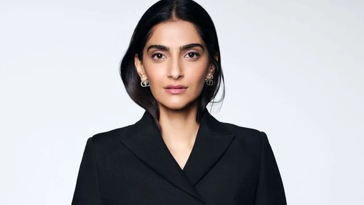 Akrtis India Sonam Kapoor Didapuk Jadi Brand Ambassador Terbaru Dior