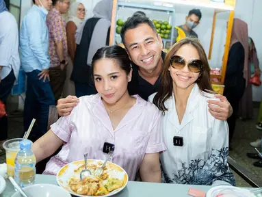 Bunda Corla yang sudah berada di Tanah Air diundang oleh 'Sultan Andara' Raffi Ahmad dan Nagita Slavina berkunjung ke rumahnya. Pasangan selebriti itu terlihat bahagia dan antusias menyambut kehadiran Bunda Corla. (Liputan6.com/IG/@raffinagita1717)
