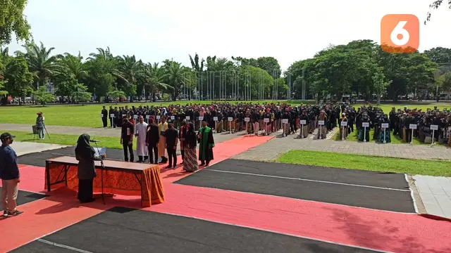 Ratusan Anggota PPS di Banyuwangi dilantik di Taman Blambangan Banyuwangi dengan menggunakan baju adat osing (Hermawan Arifianto/Liputan6.com)