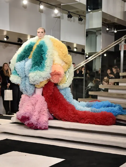 Aktris, Gwendoline Christie mengenakan koleksi busana rancangan desainer Jepang, Tomo Koizumi  selama New York Fashion Week di Marc Jacobs Madison, 8 Februari 2019. Koizumi menampilkan parade gaun awan berwarna pelangi. (Steven Ferdman/Getty Images/AFP)