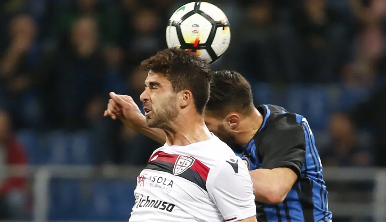 Duel pemain Inter Milan, Danilo D'Ambrosio (kanan) dan pemain Cagliari, Paolo Farago pada lanjutan Serie A di San Siro stadium, Milan, (17/4/2018). Inter menang 4-0. (AP/Antonio Calanni)
