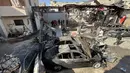 Sedikitnya 13 orang tewas dan melukai beberapa lainnya. Tampak dalam foto, orang-orang memeriksa kerusakan akibat serangan Israel di kamp pengungsi Palestina Ain al-Hilweh, dekat Sidon di selatan Lebanon, pada Rabu 19 November 2025. (Mahmoud ZAYYAT/AFP)