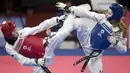 Atlet taekwondo Indonesia, Mariska Halinda, saat melawan wakil Lebanon, Laetitia Aoun, pada babak perdelapan final Asian Games di JCC, Jakarta, Senin (20/8/2018). Mariska Halinda kalah poin 22-23 dari Laetitia Aoun. (Bola.com/Peksi Cahyo)