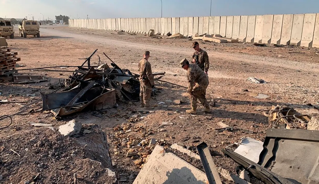 Tentara AS memeriksa lokasi pemboman Iran di pangkalan udara Ain al-Asad, Anbar, Irak, Senin (13/1/2020). Iran menghujani pangkalan militer AS tersebut dengan rudal sebagai balasan atas kematian Jenderal Qasem Soleimani. (AP Photo/Ali Abdul Hassan)
