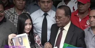 Jumat (31/7) Prilly Latuconsina, di dampingi kuasa hukumnya mendatangi Polda Metro Jaya melaporkan pembuat foto bugilnya.
