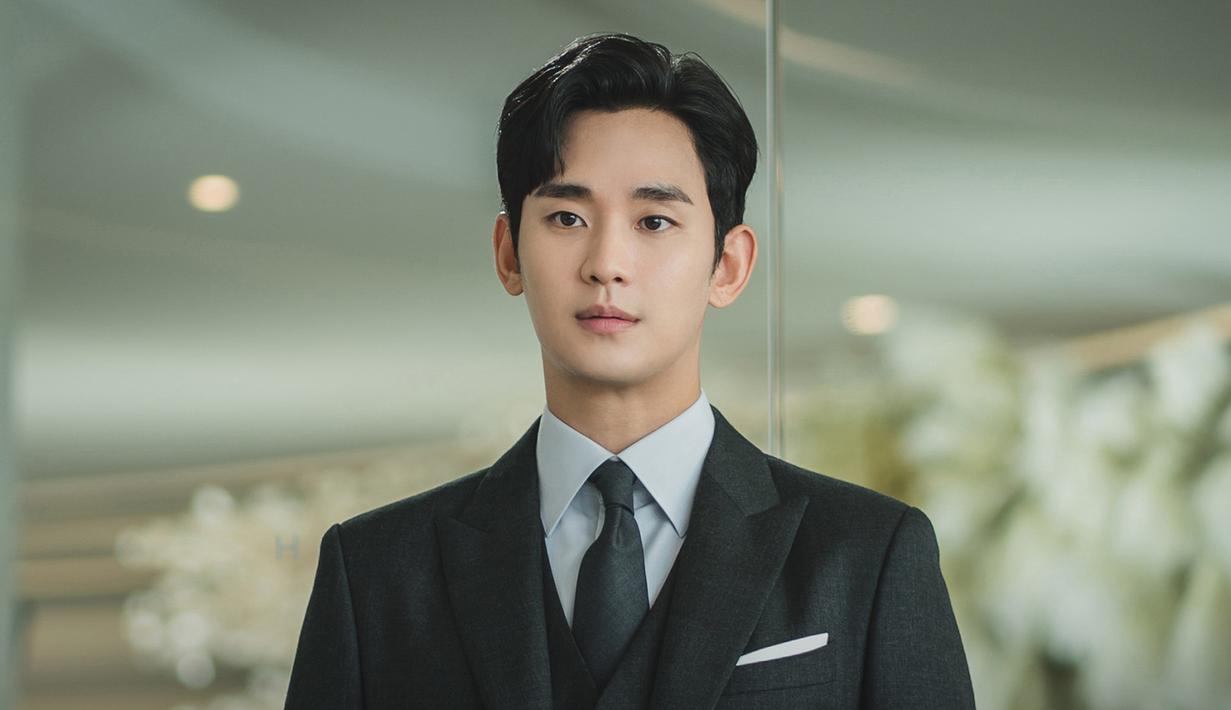 Dengan setelan pakaian dan tatanan rambut yang rapi, pesona mewah Baek Hyun Woo semakin bersinar. Meskipun Baek Hyun Woo tampaknya memiliki kehidupan yang sempurna, dia menyimpan rahasia yang tidak bisa dia ceritakan kepada siapa pun. (Foto: tvN Drama)