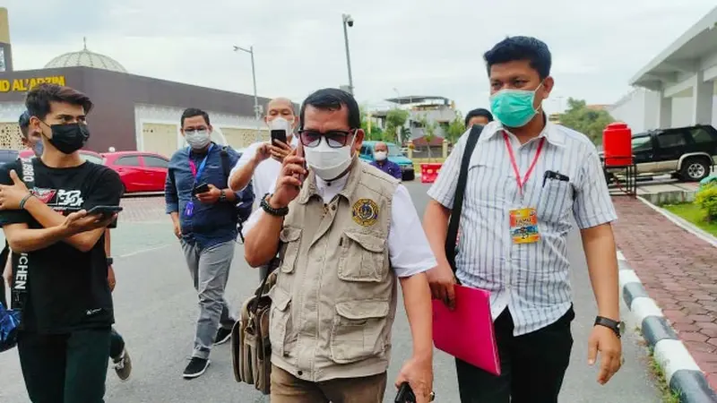 Dekan Fisipol Universitas Riau Syafri Harto usai menjalani pemeriksa di Polda Riau.