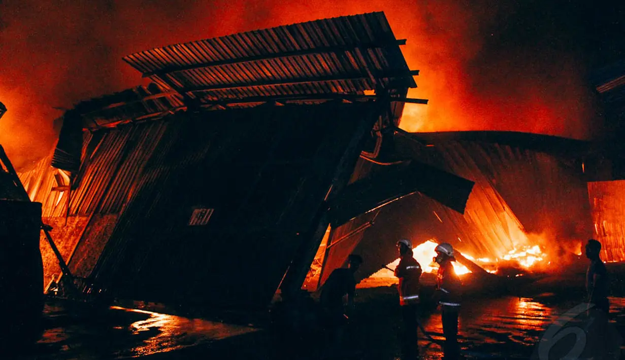 Petugas pemadam kebakaran terus berusaha memadamkan kobaran api di kompleks pergudangan di Jalan Lodan Raya, Jakarta. Foto diambil pada Selasa (11/11/2014). (Liputan6.com/Faizal Fanani) 