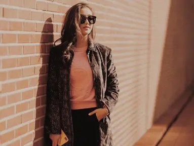 Menggunakan kaus berwarna dusty pink, Ranty Maria terlihat memadukannya dengan sebuah jaket berwarna gelap. Penampilan kasual Ranty Maria saat liburan ini pun tetap terlihat menawan. (Liputan6.com/IG/@rantymaria)