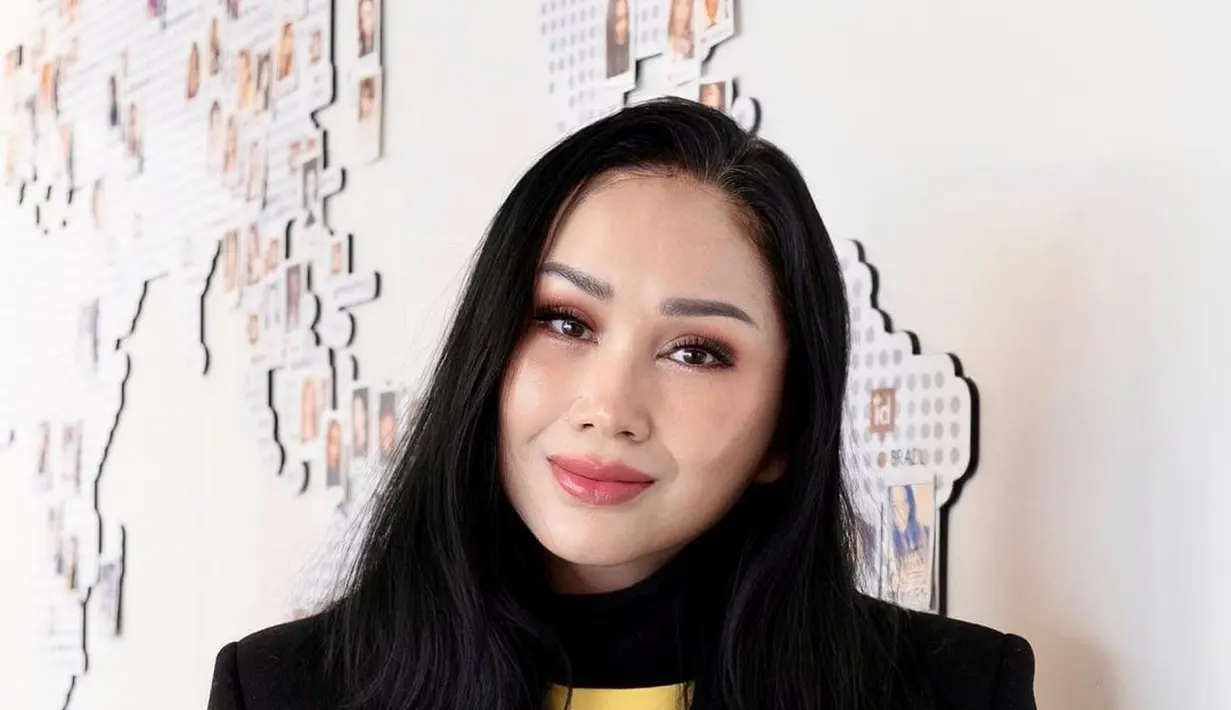 Diakuinya di Instagram, ia melakukan operasi agar terlihat lebih muda dan segar tanpa bantuan makeup tebal. [IG: ti2dj].