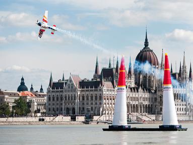 Pilot asal Spanyol, Juan Velarde melakukan manuver pada pesawatnya saat mengikuti Kejuaraan Dunia Red Bull Air Race 2016 di atas Sungai Danube, Budapest, Hongaria (17/7). (Aron Suveg/Red Bull Content Pool)