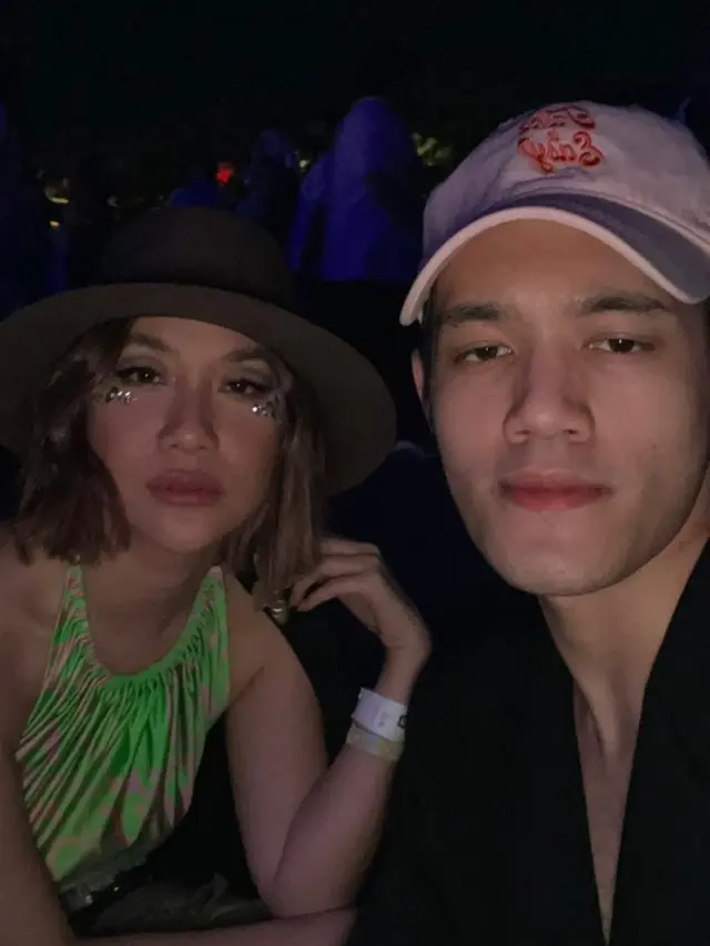 6 Potret BCL saat Nonton Coachella di California, Penampilannya Bak ABG