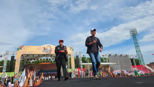 Ganjar Pranowo menyapa para pendukung Ganjar-Mahfud pada Kampanye Akbar di Stadion Gelora Delta Sidoarjo, Kabupaten Sidoarjo, Jawa Timur