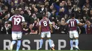 Pemain Aston Villa, Youri Tielemans, melakukan selebrasi setelah mencetak gol ke gawang Liverpool pada laga Liga Inggris di Stadion Villa Park, Selasa (14/5/2024). Aston Villa di peringkat keempat dengan poin 68, memperbesar peluang mereka lolos ke Liga Champions. (AP Photo/Rui Vieira)