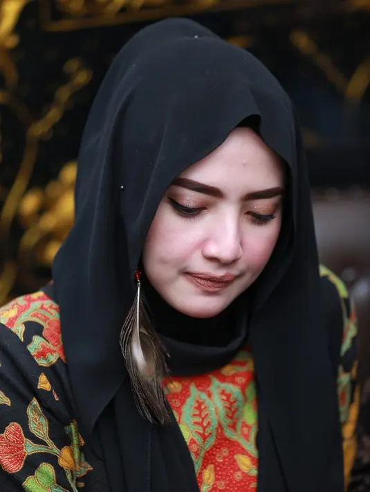 Yulia Mochamad saat menggelar jumpa pers bersama kuasa hukumnya, Hendrasam Marantoko, di Plaza Basmer, Mampang Prapatan, Jakarta Selatan, Rabu (4/4/2018). Ibu dua anak itu membantah jadi istri ketiga Opick. (Adrian Putra/Bintang.com)