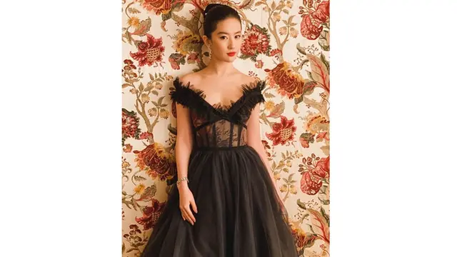 Tampil Natural di Film Mulan, Ini 6 Potret Liu Yifei dengan Makeup Tebal