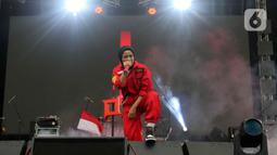 Grup band Kotak tampil pada acara doa bersama dan konser amal Salam Satu Jiwa di Bekasi, Jawa Barat, Minggu (8/1/2023). Konser ini merupakan bentuk dukungan dan solidaritas terhadap korban tragedi Kanjuruhan Malang. (Liputan6.com/Herman Zakharia)