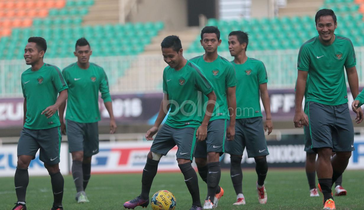Andik Vermansah, Evan Dimas, Gunawan dan para pemain Timnas Indonesia melakukan sesi uji coba lapangan jelang leg pertama Final Piala AFF 2016  di Stadion Pakansari, Bogor (13/12/2016).  (Bola.com/Nicklas Hanoatubun)