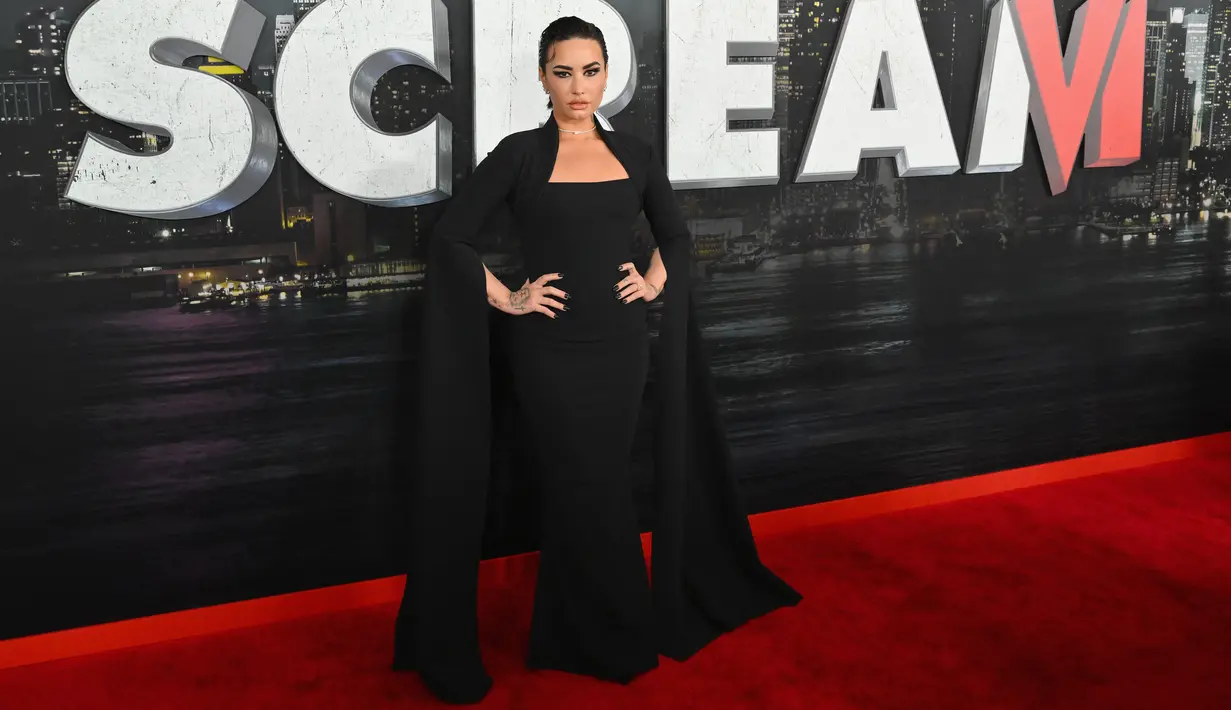 Penyanyi AS, Demi Lovato tiba untuk pemutaran perdana dunia "Scream VI" di AMC Lincoln Square di New York City , Senin (6/3/2023). Pelantun Heart Attack itu memamerkan tubuhnya yang memukau dalam balutan gaun hitam. (ANGELA WEISS / AFP)