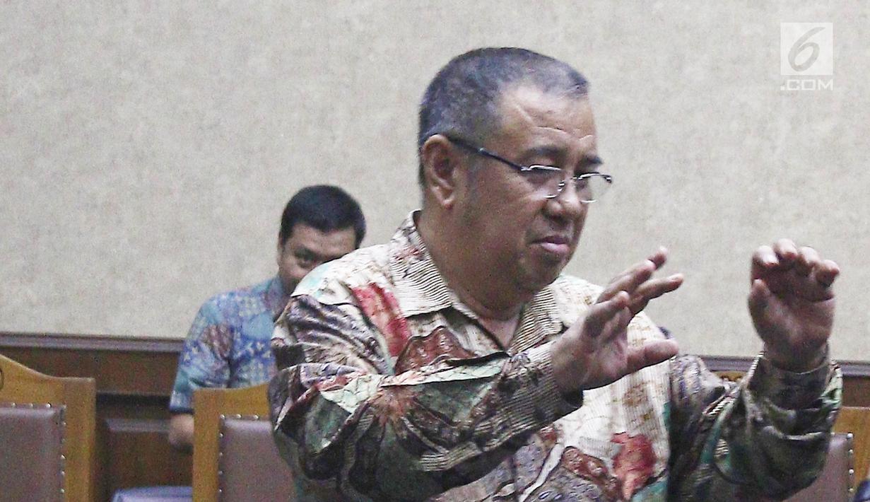 Terdakwa kasus suap pengadaan barang dan jasa di Pemkot Kendari, Asrun saat sidang vonis di Pengadilan Tipikor, Jakarta, Rabu (31/10). Asrun dan anaknya Adriatma Dwi Putra divonis 5 tahun 6 bulan dan denda 250 juta. (Liputan6.com/Herman Zakharia)